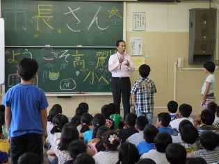 市長の給食当番4年生との交流会の写真