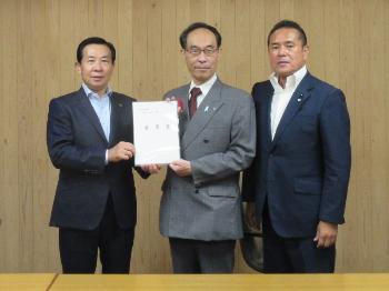 左から谷ケ崎市長、大野県知事、小谷野県議会議員