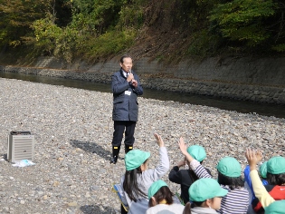 ウグイの放流高麗小市長あいさつの写真