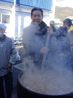 高麗小学校芋煮会市長大鍋づくりの写真