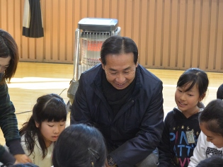 高麗小学校芋煮会、全校郷土かるた大会の写真