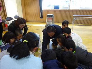 高麗小学校芋煮会、全校郷土かるた大会の写真