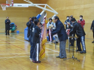 日高市長杯争奪ミニバスケットボール大会市優勝旗・優勝カップ返還の写真