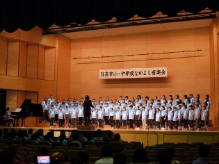 ながよし音楽会小学校の部合唱の写真