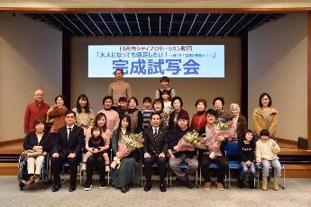 市民エキストラの皆さんと記念撮影