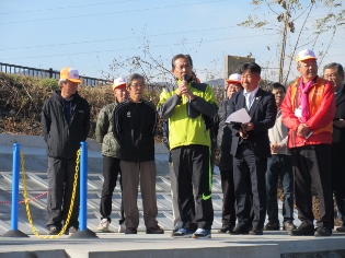 ぽんぽん橋除幕式市長あいさつの写真