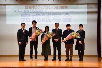 監督とキャストに花束贈呈
