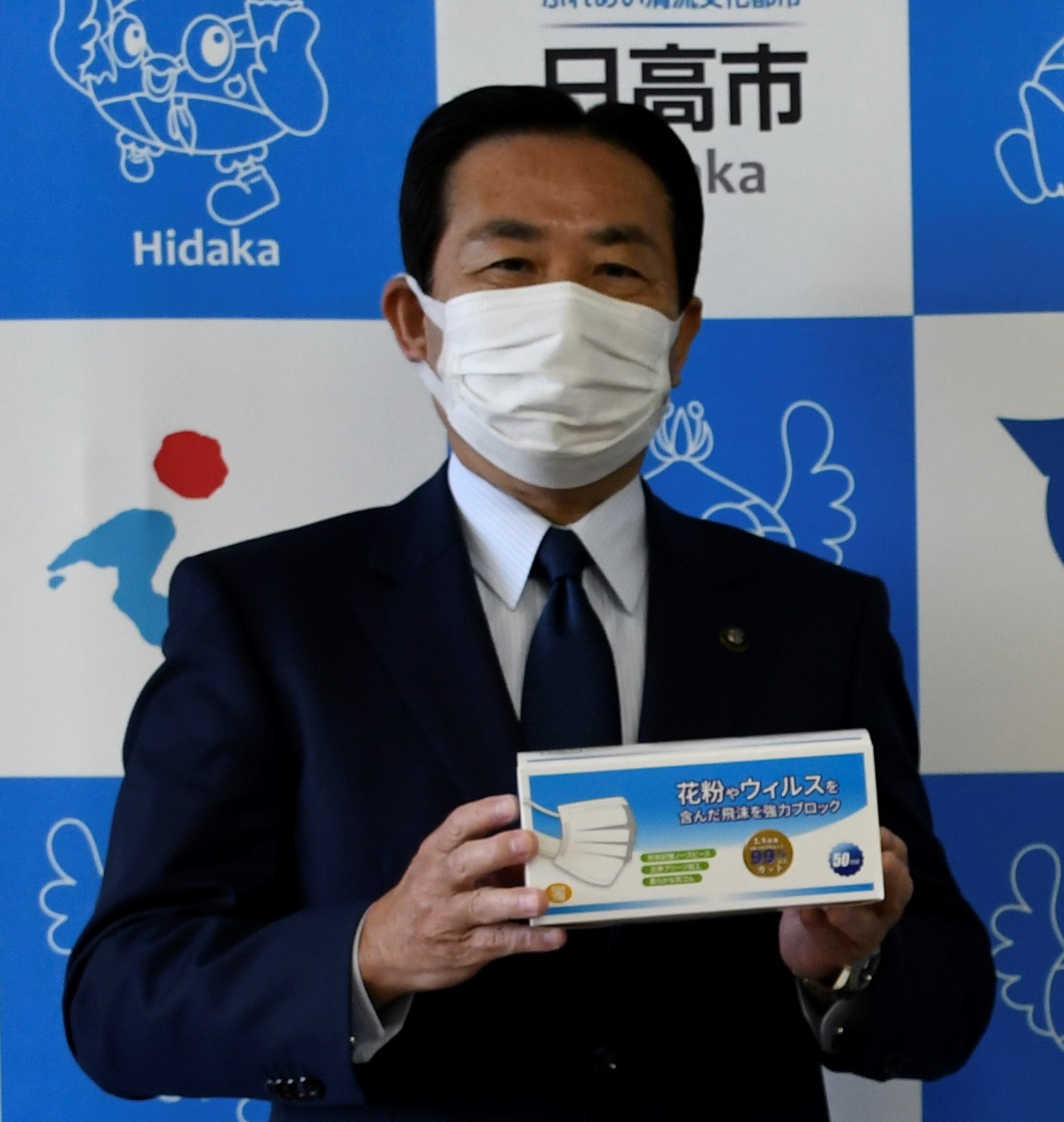 寄贈いただいたマスクを持つ谷ケ崎市長