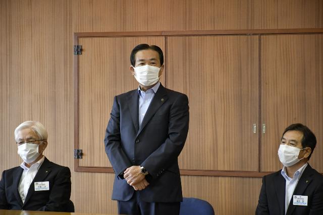 市長就任3期目着任式で職員に訓示する谷ケ崎市長写真