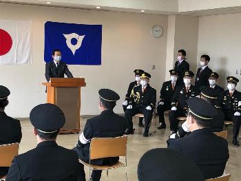 交付式で祝辞を述べる市長