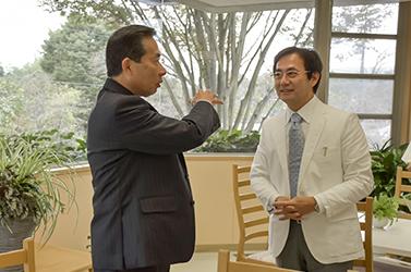 岡村記念クリニックの皆さんと市長の写真2