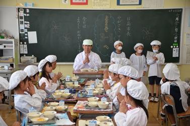 児童と一緒に給食を食べている市長の写真