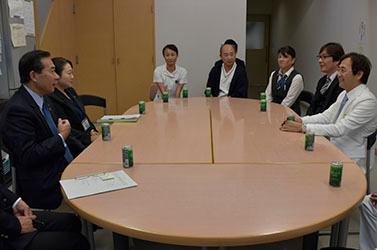 岡村記念クリニックの皆さんと市長の写真3