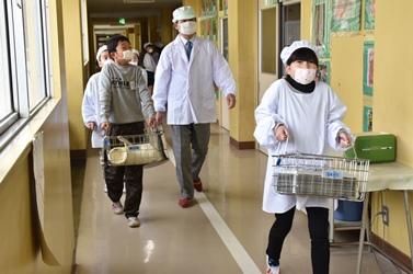 市長の給食当番の写真1