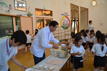 給食の配膳をしている市長の写真