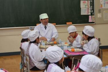 児童と給食を一緒に食べる市長の写真