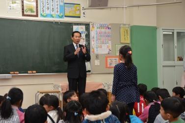 質問を受けている市長の写真