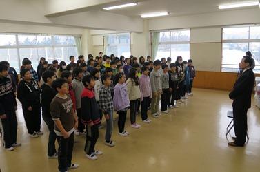 暗唱朗読をしている児童の見学する市長の写真
