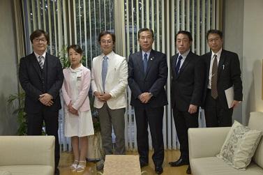岡村記念クリニックの皆さんと市長の写真1