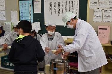 市長の給食当番の写真2