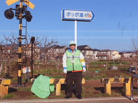 防犯パトロールをしている男性