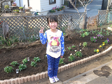 ポッポ道の花壇前に立つ女の子