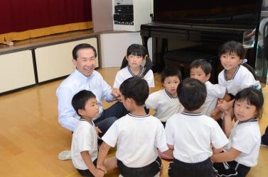 子供と話している市長の写真