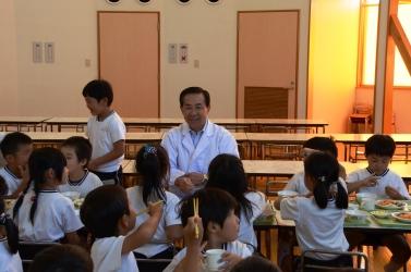 児童と一緒に給食を食べている市長の写真