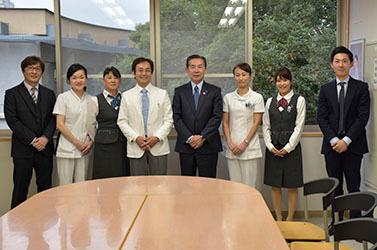 岡村記念クリニックの皆さんと市長の写真4
