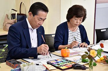市長と会員の皆さんと意見交換している様子の写真1