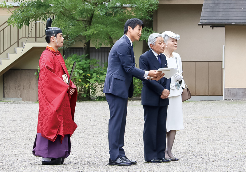 高麗家住宅を視察される両陛下。