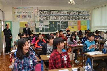 全クラスの授業を見学している市長の写真