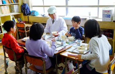 子どもたちと給食を食べている写真
