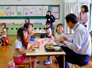 子どもたちと一緒に給食を食べる市長の写真