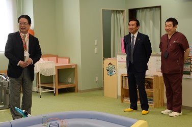 キッズコーナーを見学している写真