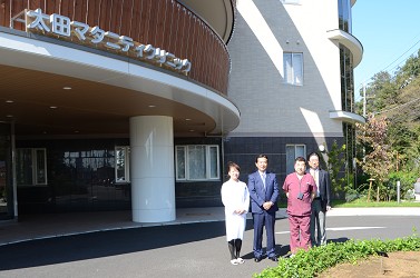 正面入り口前で記念写真