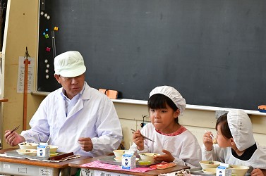 給食を食べながらお話しをしている写真