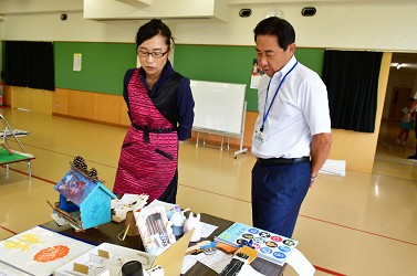 夏休みの作品を見学している写真