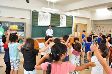 交流会で振り付きで手のひらを太陽にを歌っている写真