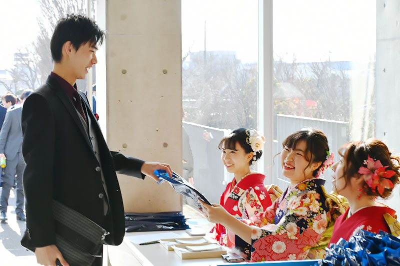 受付で再会を喜ぶ新成人