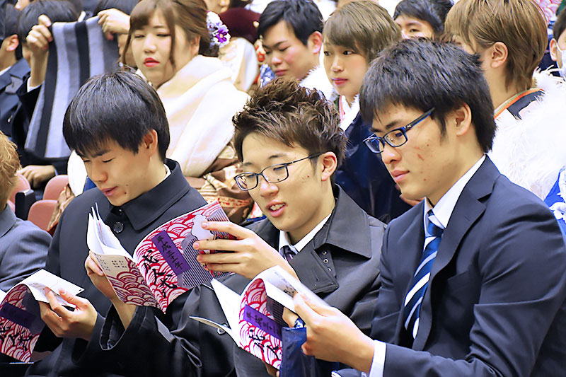 式次第に目を通す新成人1