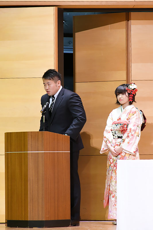 壇上に立つ新成人2