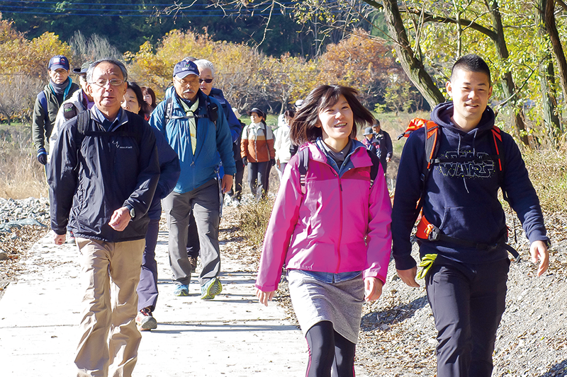 高麗川遊歩道を歩く皆さん