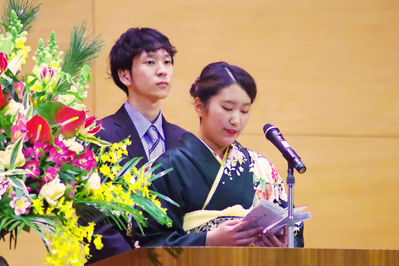 壇上に立つ新成人1