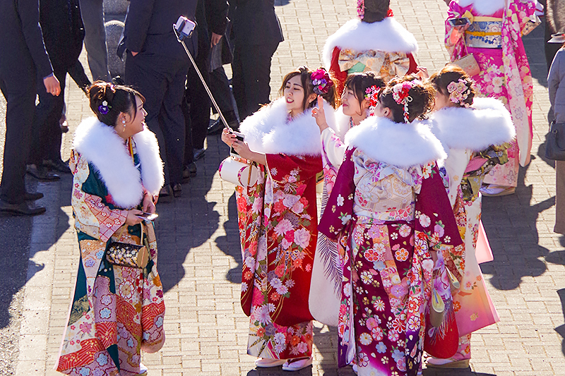 写真撮影をする新成人