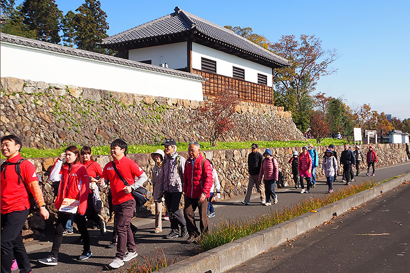 高麗郷古民家前を通過