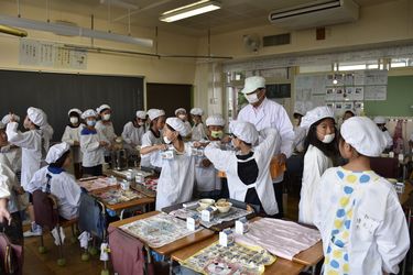 給食の配膳