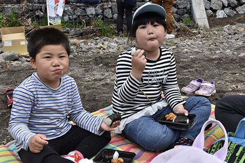 お弁当を食べる子どもたち