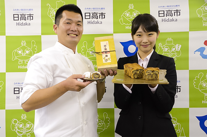 お菓子の開発に携わった株式会社かにやの水村真太郎社長(左)と女子栄養大学食文化栄養学科4年の岩井綾花さん(右)