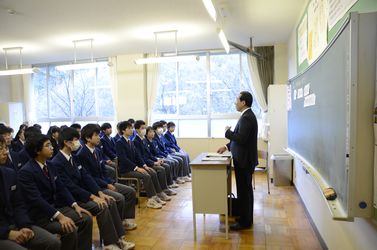 授業中の市長と生徒の写真